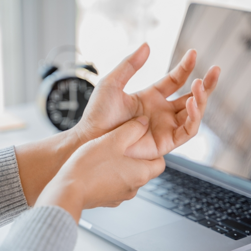 hand-pain-Jennifer-DC-ND-LLC-cihiropractor-chicago-il