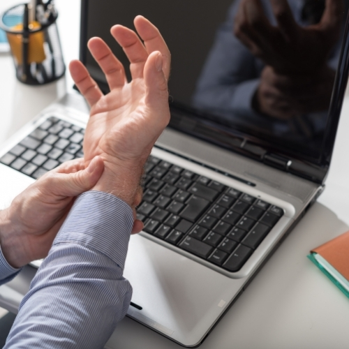 wrist-pain-Jennifer-DC-ND-LLC-cihiropractor-chicago-il.